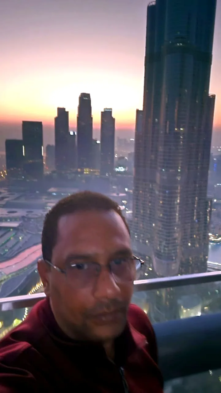 Mentor em Dubai à noite, imagem tratada para o site