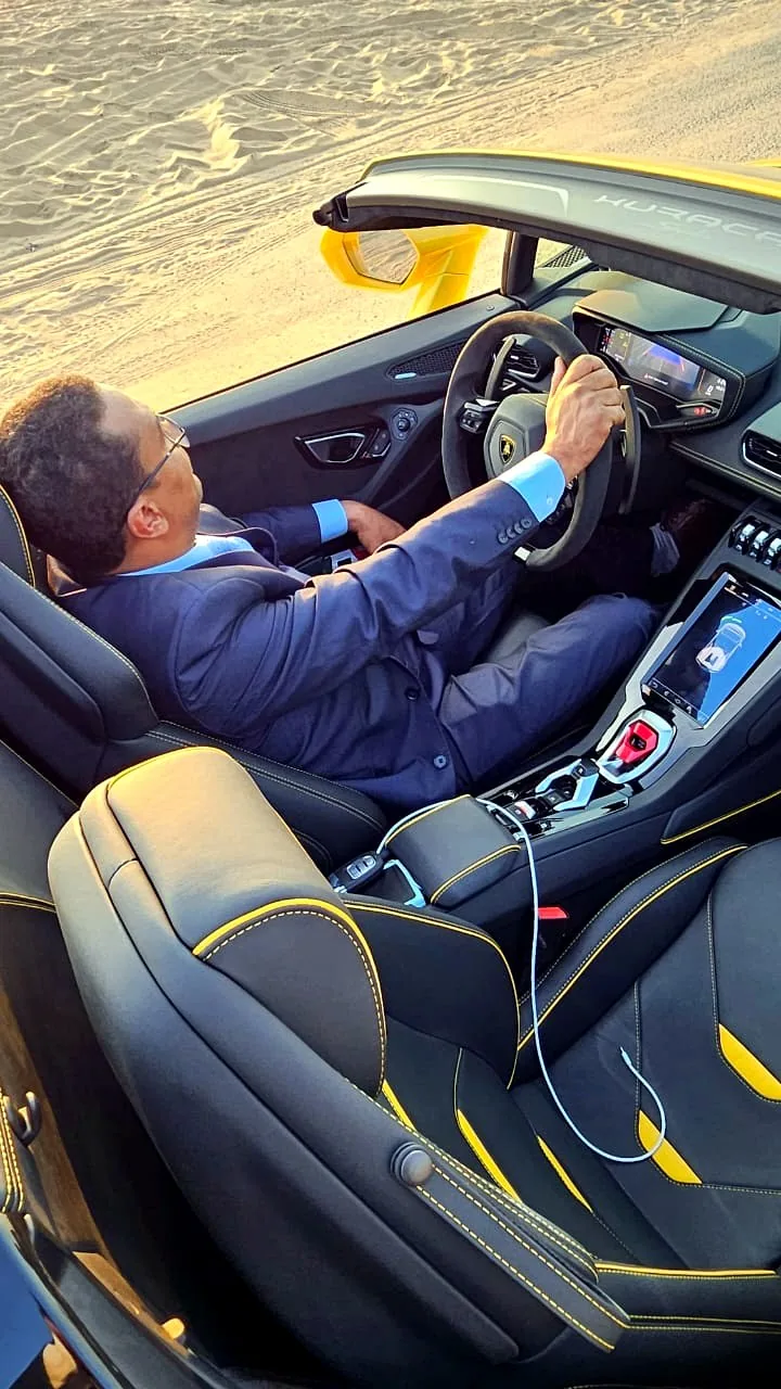 Mentor dentro de uma Lamborghini